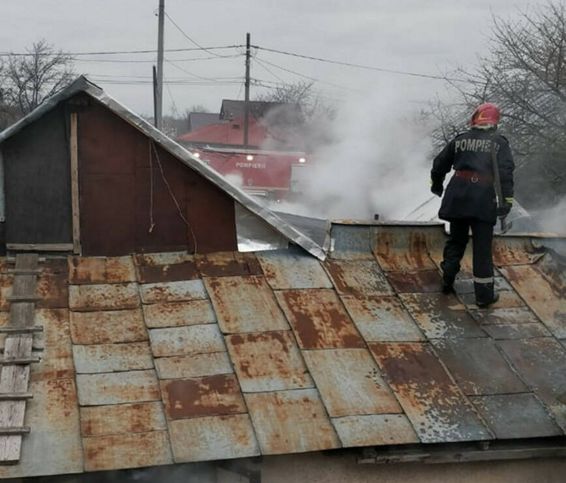Incendiu generalizat la o gospodarie dintr o comuna vranceana | imaginea 1