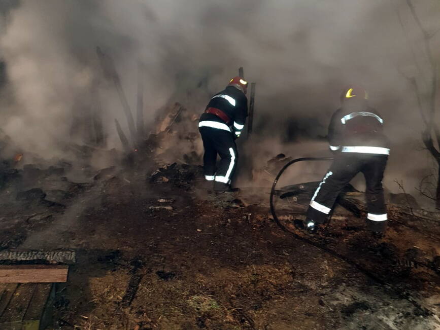 Incendiu la o anexa gospodareasca din cauza unui foc in aer liber | imaginea 1