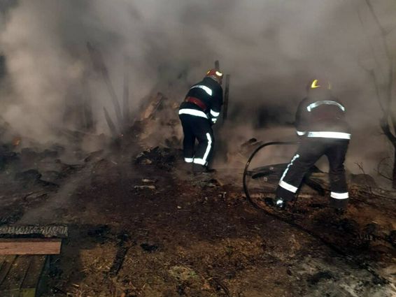 Incendiu la o anexa gospodareasca din cauza unui foc in aer liber | imaginea 1