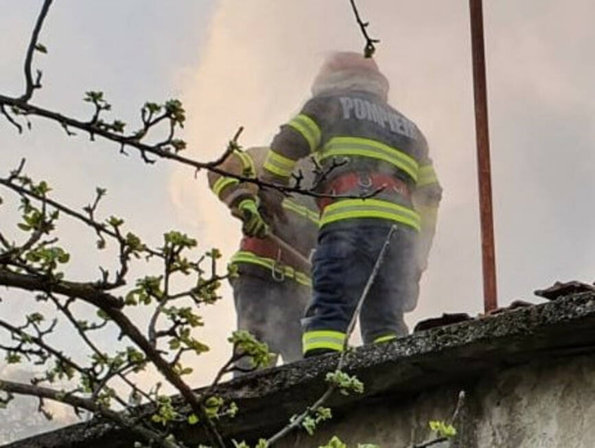 Interventie dificila la un incendiu de casa | imaginea 1