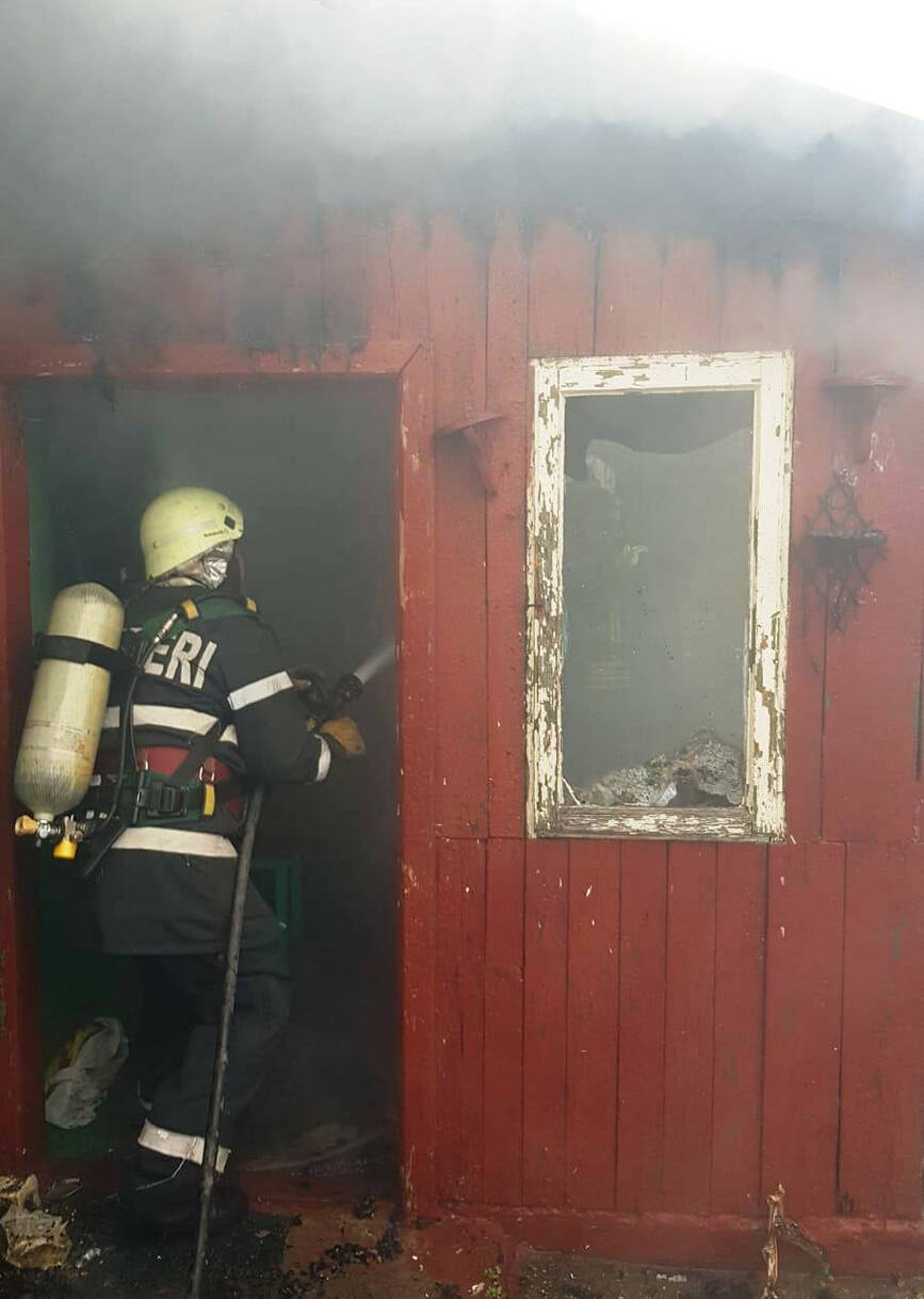 Interventie la incendiu de locuinta in orasul Oltenita | imaginea 2