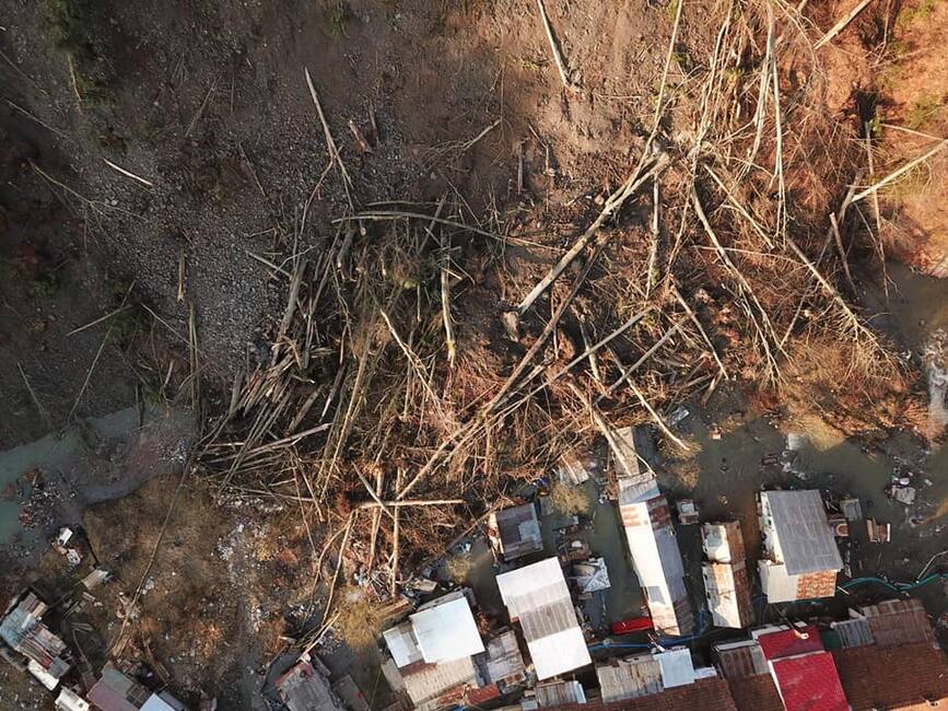 130 de persoane evacuate din case  in urma unei alunecari de teren | imaginea 1