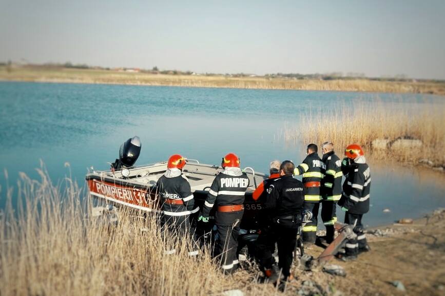 Caruta cazuta in apa  in urma surparii unui mal de lac | imaginea 1