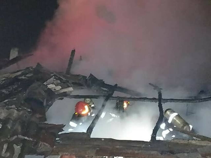 Cooperare cu SVSU Golesti pentru stingerea unui incendiu de gospodarie | imaginea 1