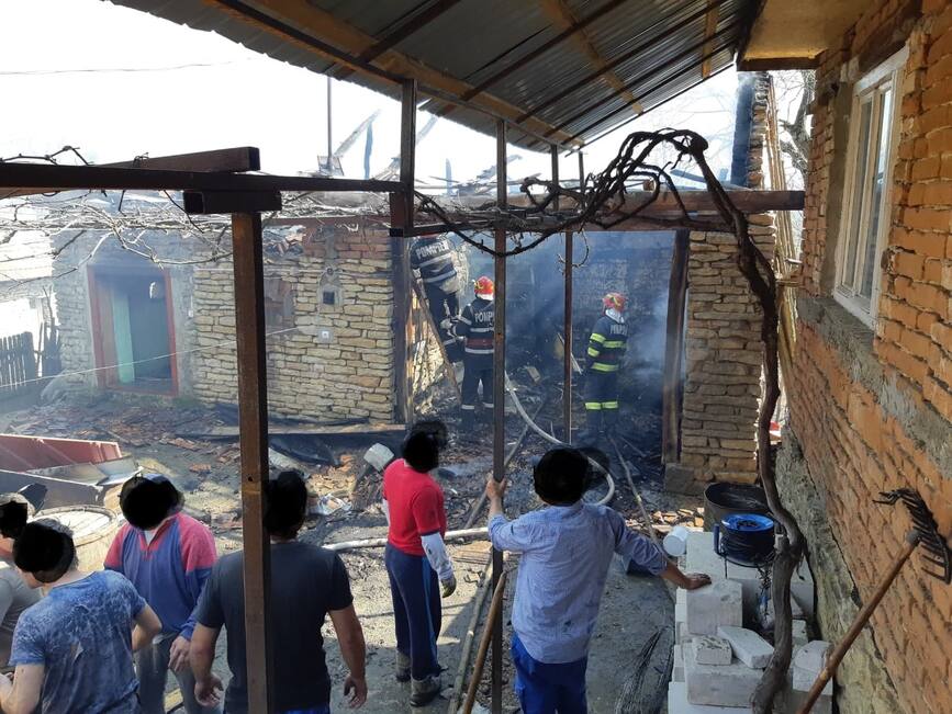 Foc la o anexa de gospodarie  extins de la un incendiu de vegetatie | imaginea 1