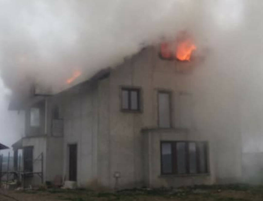 Incendiu la acoperisul unei case  generat de un cos de fum necorespunzator | imaginea 1