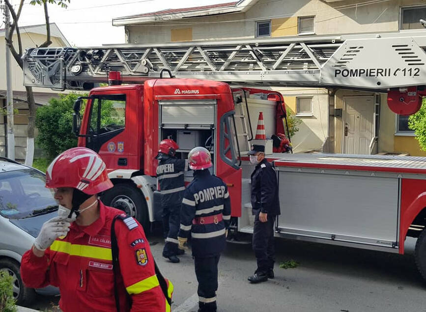 Incendiu pe casa scarii unui bloc din municipiul Calarasi | imaginea 1