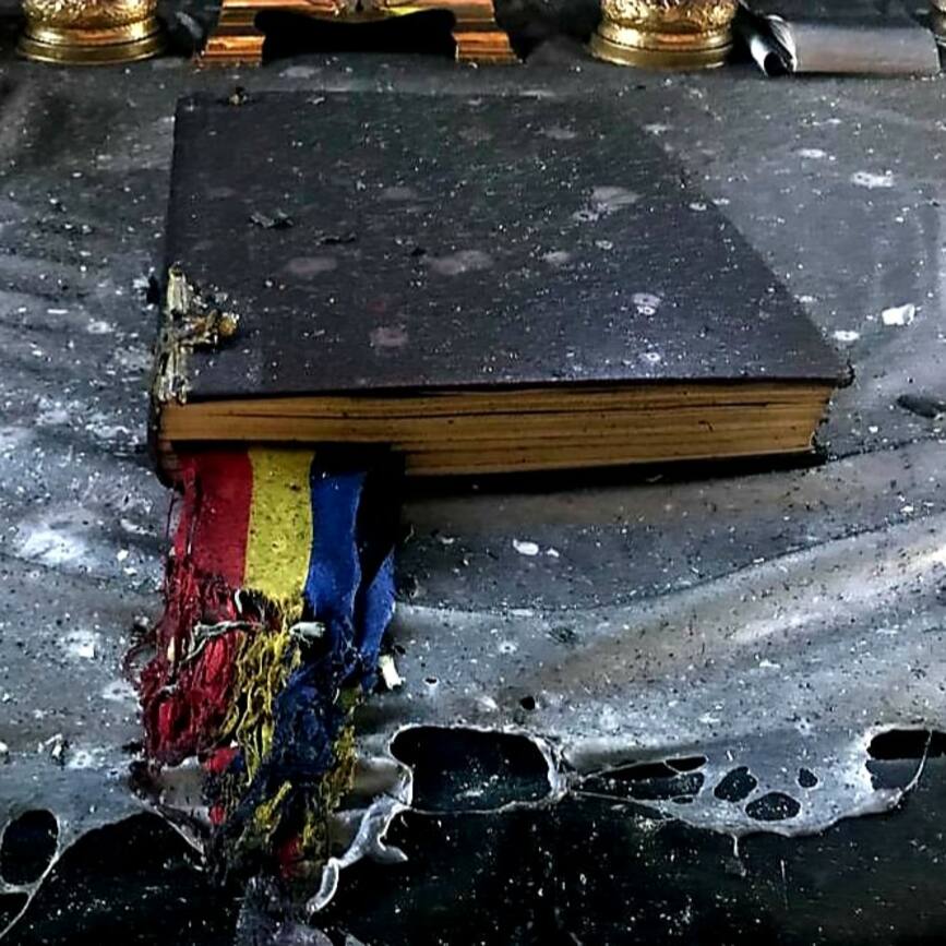 Nu au ars nici Biblia  nici Tricolorul | imaginea 1
