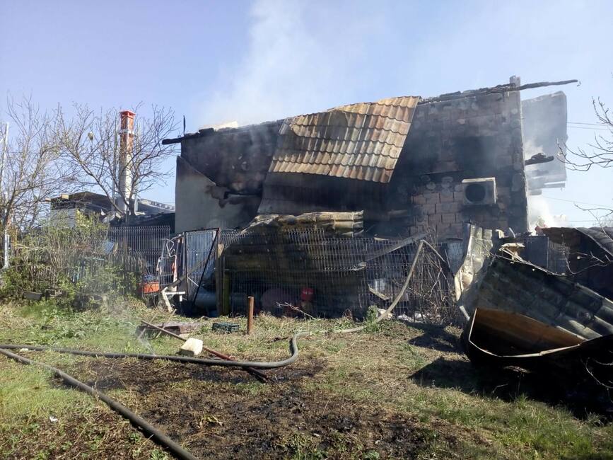 O familie a ramas fara acoperis deasupra capului  in urma unui incendiu | imaginea 1