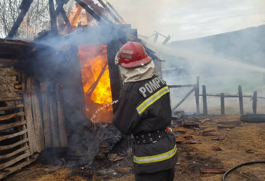 Peste 130 de misiuni ale pompierilor mehedinteni in minivacanta de Paste | imaginea 1