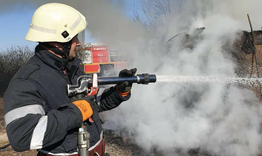 SVSU Lazuri  alaturi de ISU Satu Mare  la stingerea unui incendiu de casa | imaginea 1