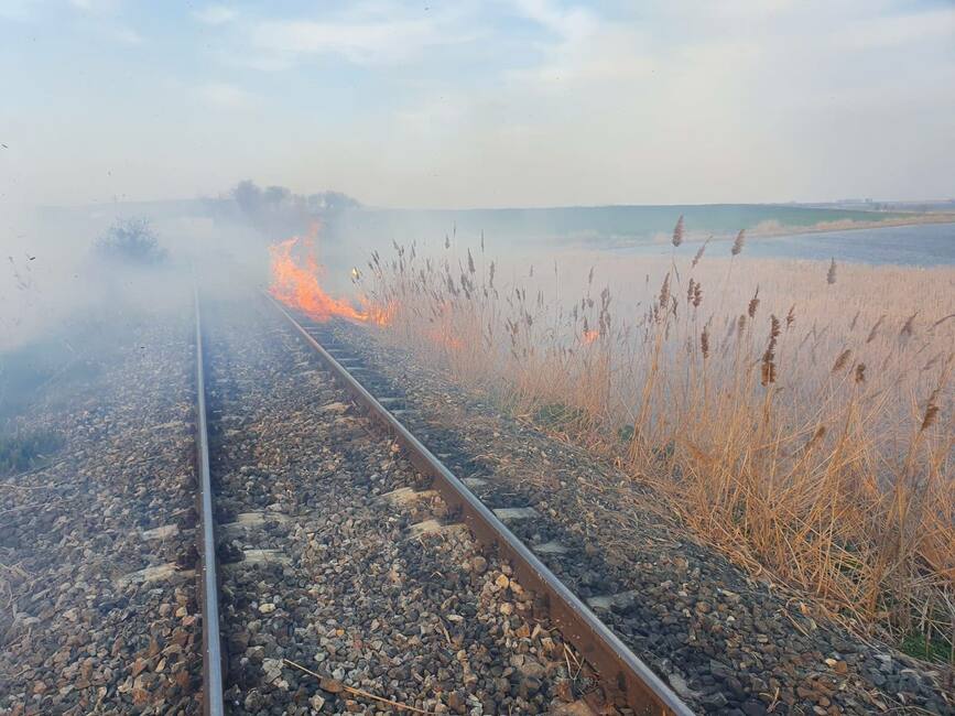 Trei subunitati alertate simultan in urma producerii a trei incendii | imaginea 1