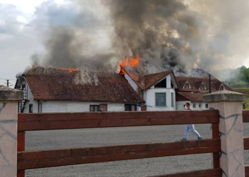 Incendiu cu risc crescut intr un fost motel in care se aflau 18 butelii | imaginea 1