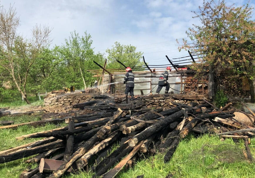 Incendiu de anexa gospodareasca  izbucnit de la un foc in spatiu deschis | imaginea 1