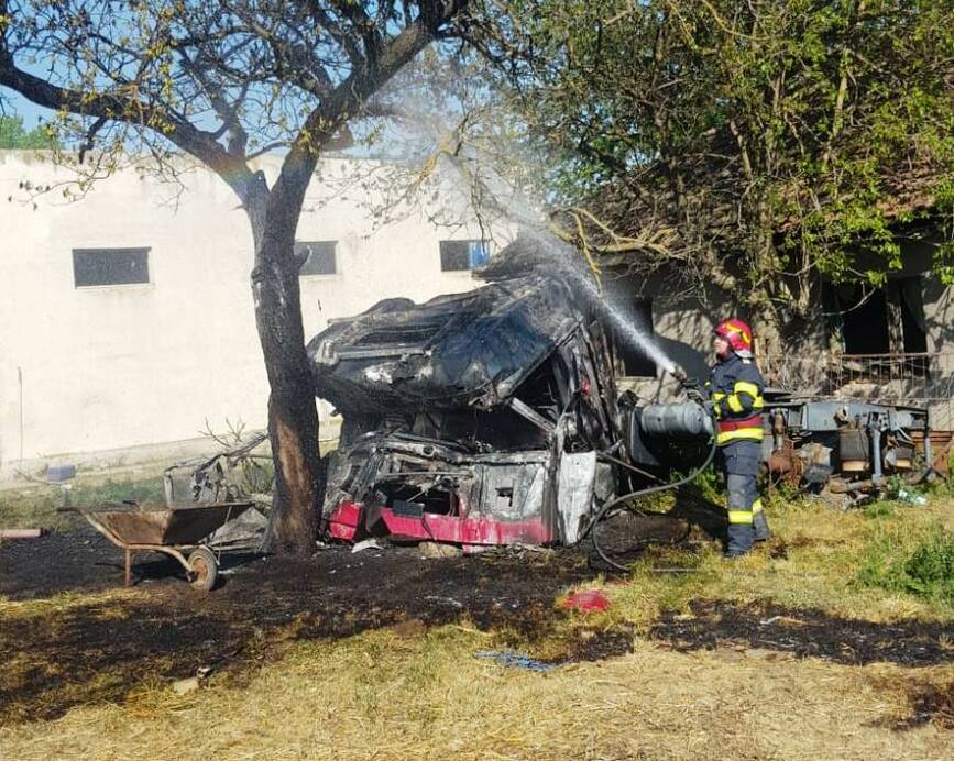 Incendiu de vegetatie  din cauza jocului copiilor cu chibriturile | imaginea 1