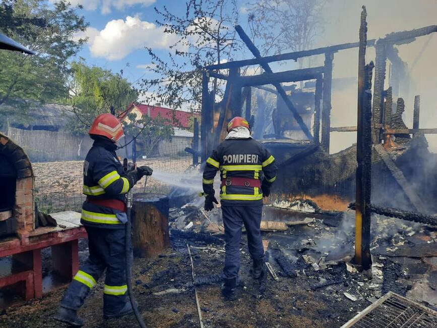 Incendiu devastator la o pensiune din Dunavatul de Jos | imaginea 1