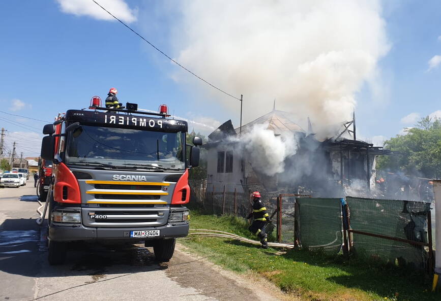 Incendiu fara victime  la o casa din comuna Branesti  Dambovita | imaginea 1