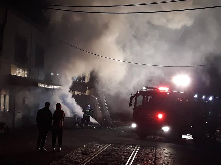 Incendiu izbucnit la fostele depozite Leguvas din municipiul Vaslui | imaginea 1