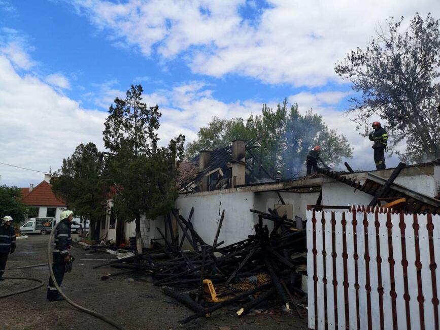 Incendiu la acoperisul unei unitati de prelucrare a carnii din Sfantu Gheorghe | imaginea 1