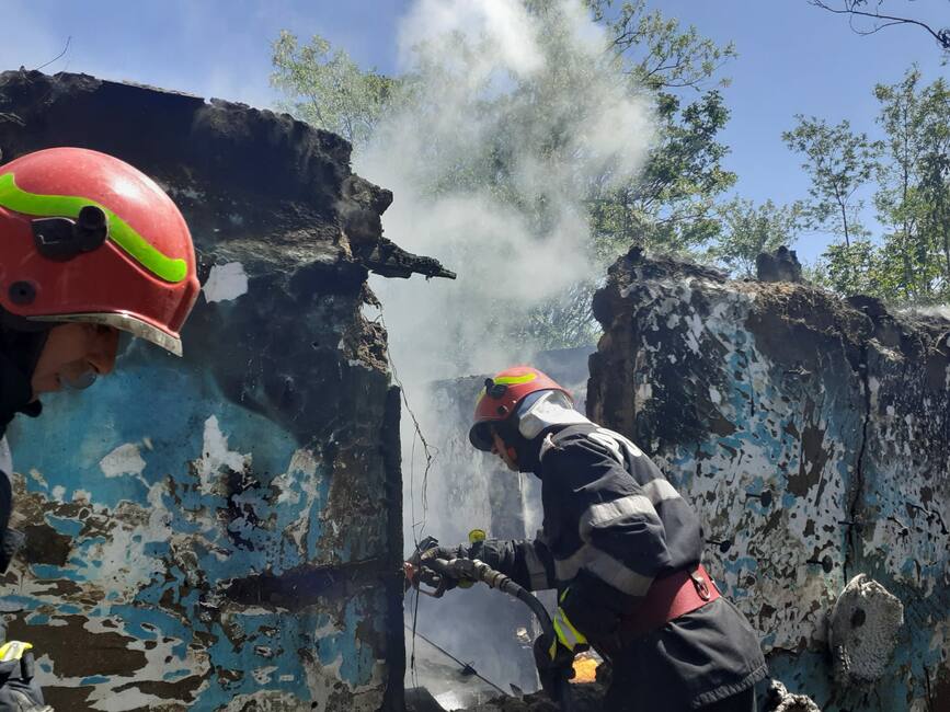 Incendiu la o anexa gospodareasca  propagat la casa de locuit | imaginea 1