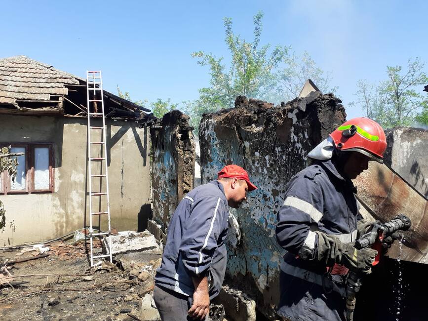 Incendiu la o anexa gospodareasca  propagat la casa de locuit | imaginea 2