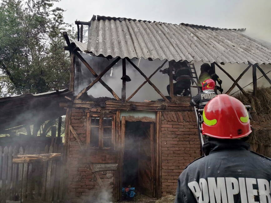 Incendiu la o anexa gospodareasca din cauza unui trasnet | imaginea 1