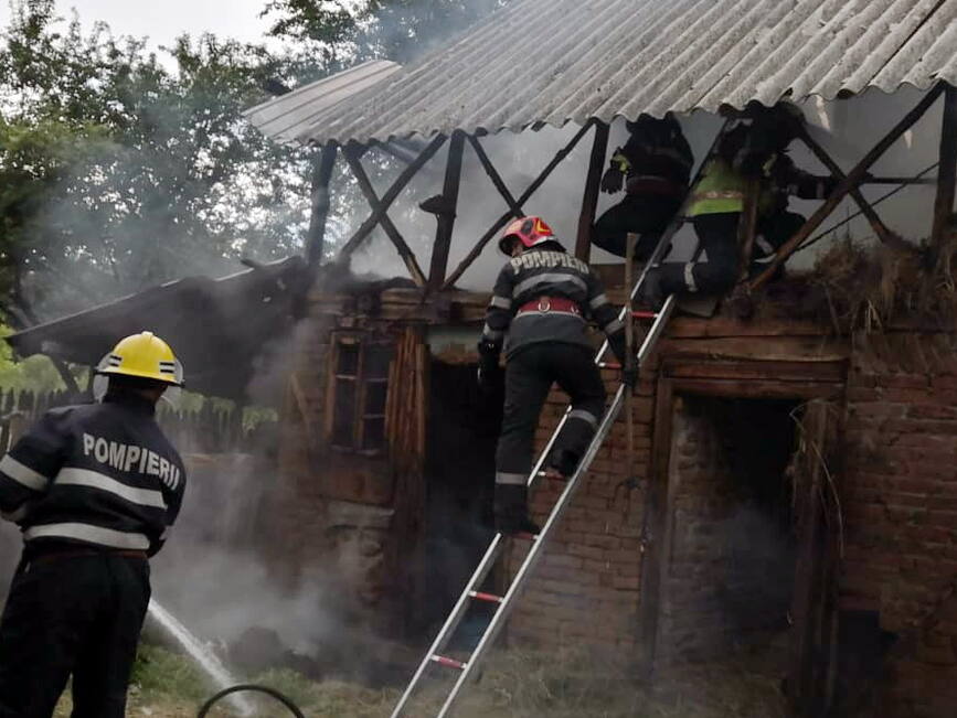 Incendiu la o anexa gospodareasca din cauza unui trasnet | imaginea 2