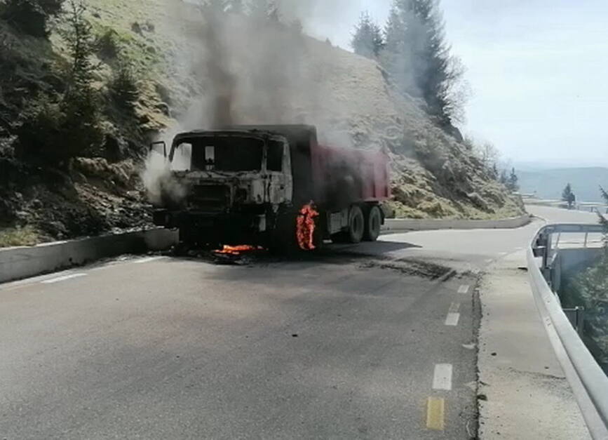 Incendiu la o autobasculanta in zona montana | imaginea 1