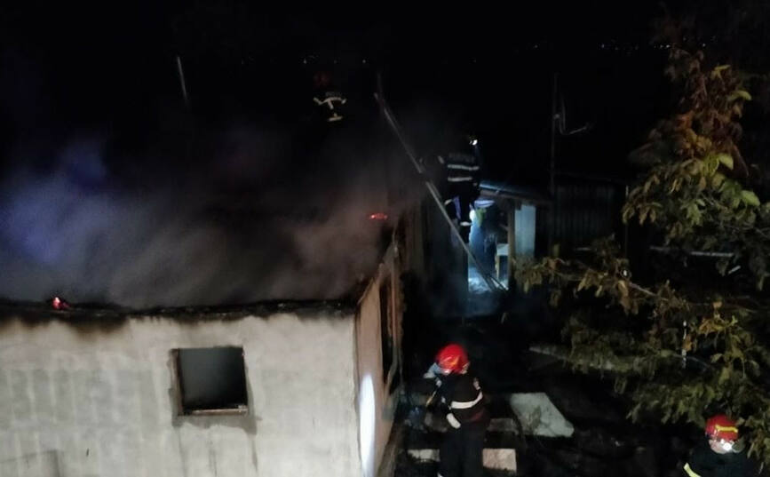 Incendiu violent la o casa din cauza unui aragaz lasat nesupravegheat | imaginea 1