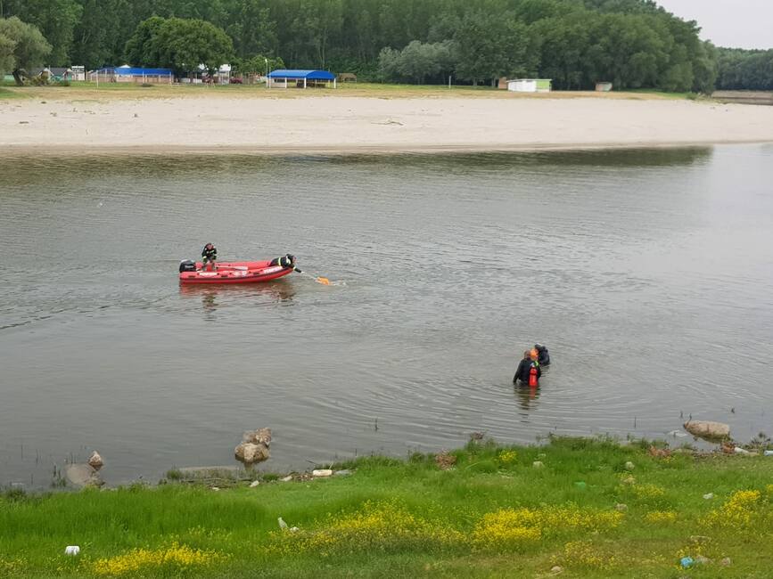 Tanar de 17 ani  inecat in zona  Plaja Tineretului   Calarasi | imaginea 1