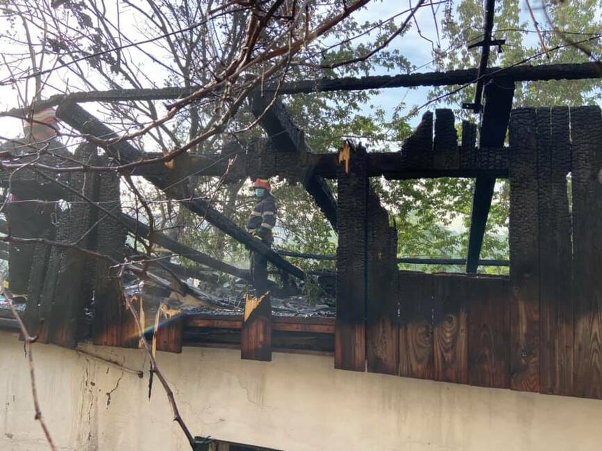 Au reusit protejarea si salvarea unui bloc din apropierea unei case in flacari | imaginea 1