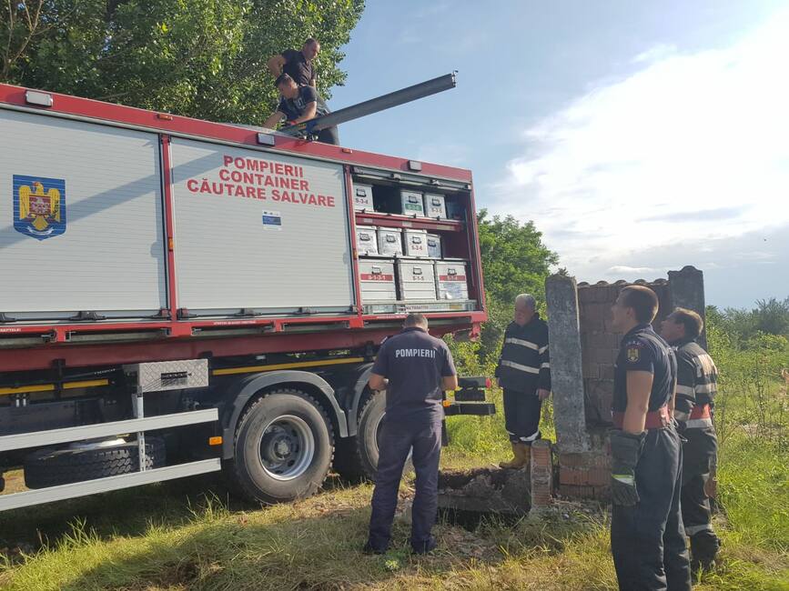 Eforturi sustinute pentru salvarea unui cal cazut intr o groapa | imaginea 2