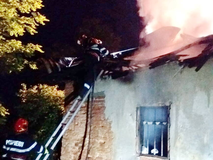 Incendiu generalizat la o casa din judetul Dambovita | imaginea 1