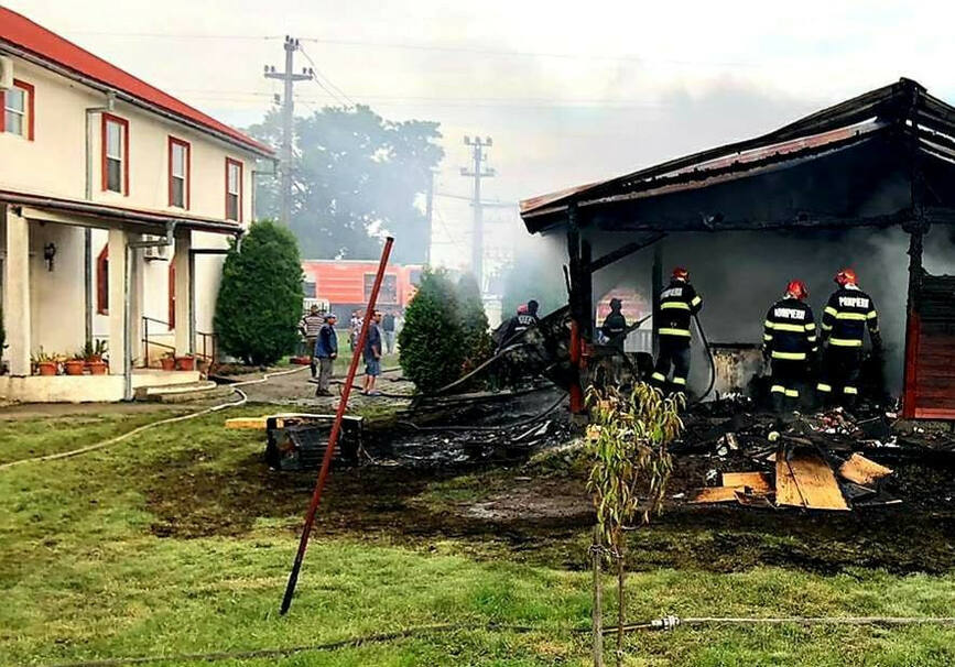 Incendiu generalizat si violent langa un centru de varstnici | imaginea 1