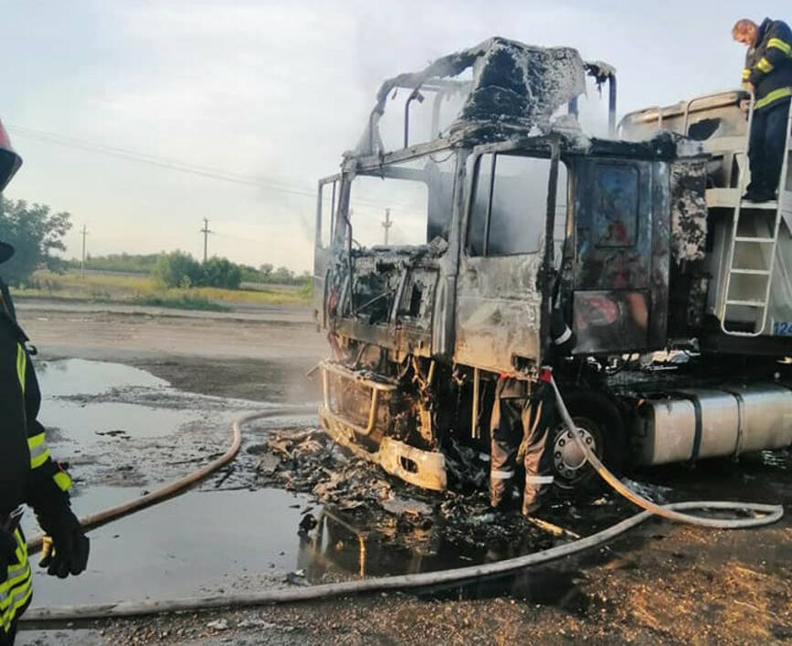 Incendiu la capul tractor al unui autotren stationat in parcare | imaginea 1