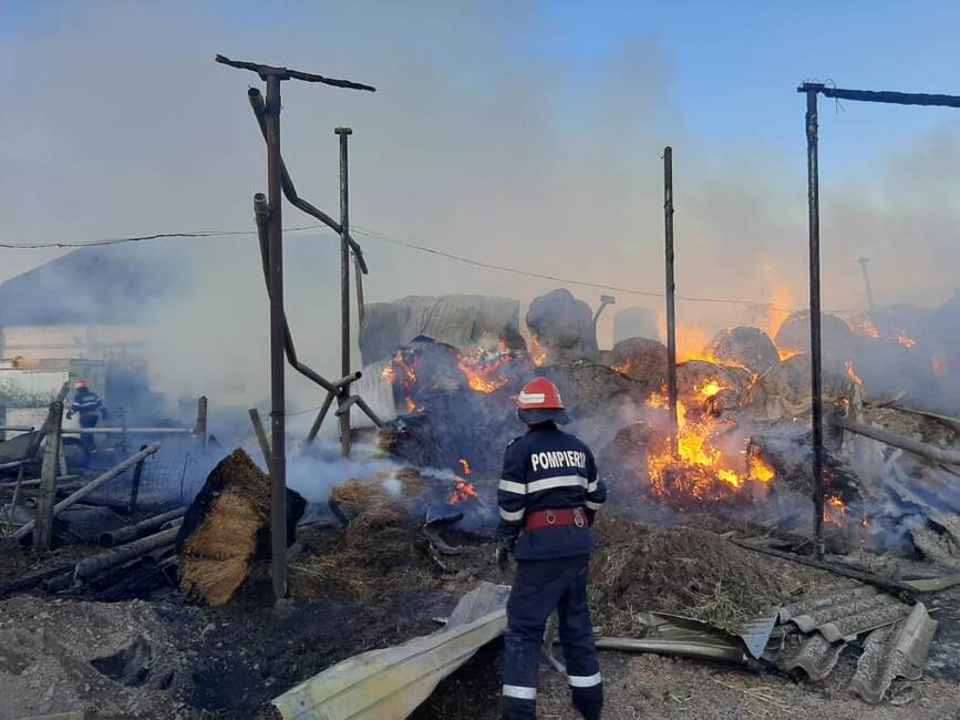 Incendiu la un depozit de furaje  lichidat dupa 15 ore de eforturi sustinute | imaginea 1