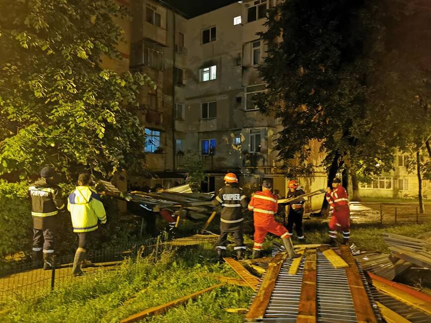 Interventii dupa efectele fenomenelor meteo periculoase in Botosani | imaginea 1