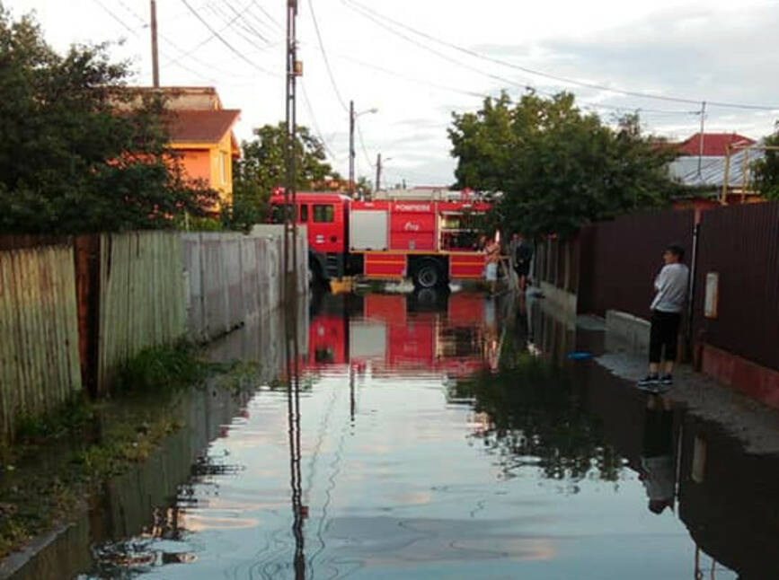 Interventii pentru evacuarea apei din case si gospodarii in municipiul Slobozia | imaginea 1
