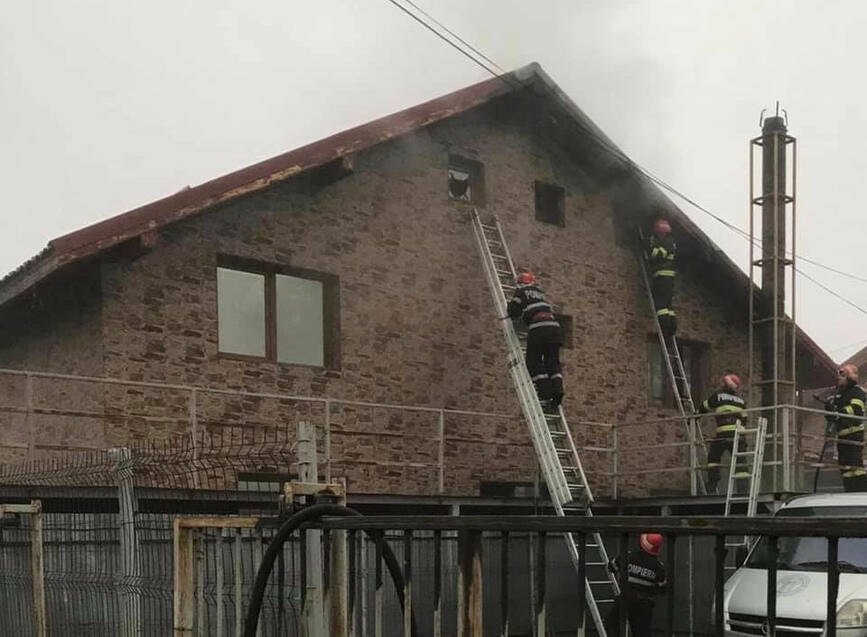 Locuinta in flacari  locatarii s au autoevacuat | imaginea 1