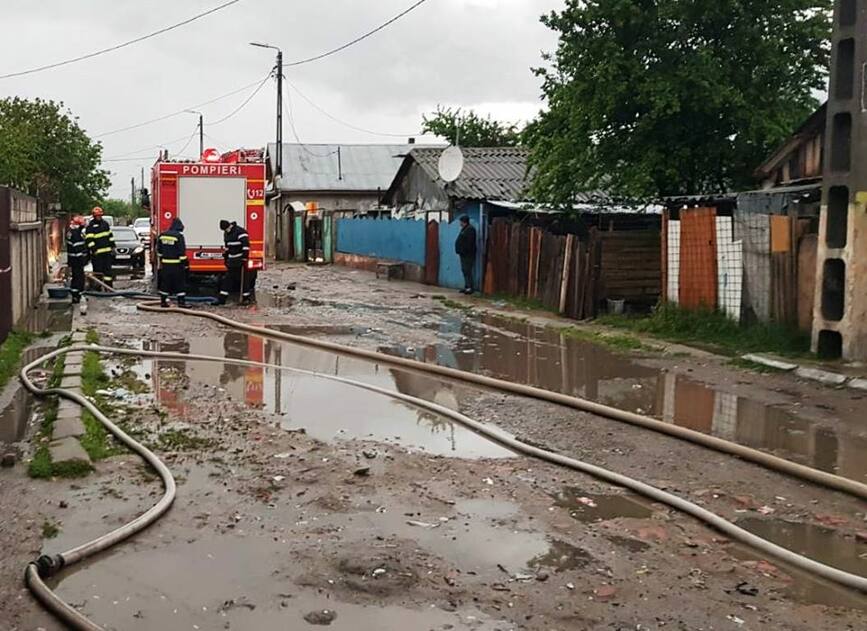Misiuni contracronometru de salvare a gospodariilor afectate de precipitatiile abundente | imaginea 1