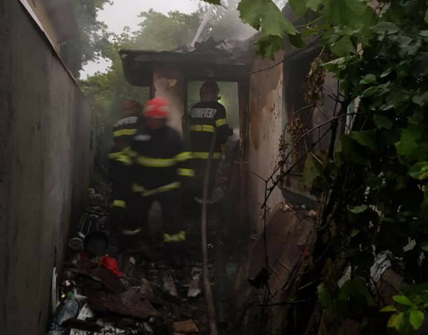 Persoana cu arsuri usoare si intoxicata cu fum  in urma unui incendiu de locuinta | imaginea 1
