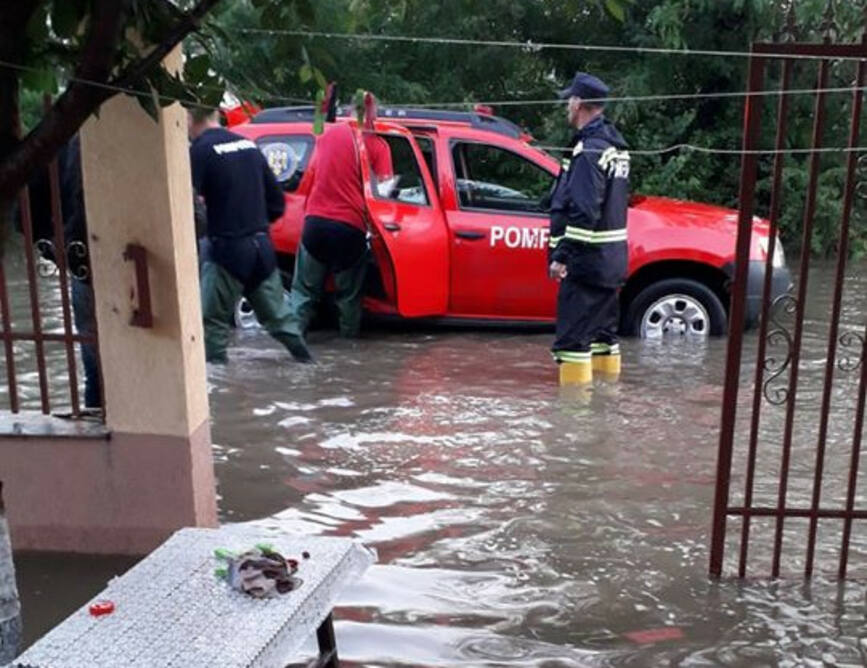 Peste 100 de locuinte si gospodarii afectate de caderile semnificative de ploi | imaginea 1