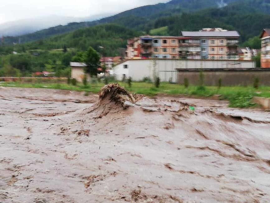 Peste 100 de pompieri militari si voluntari in sprijinul populatiei afectate de inundatii | imaginea 1