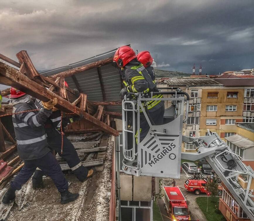 Peste 200 de pompieri au intervenit in spijinul cetatenilor aflati in situatii de urgenta | imaginea 1