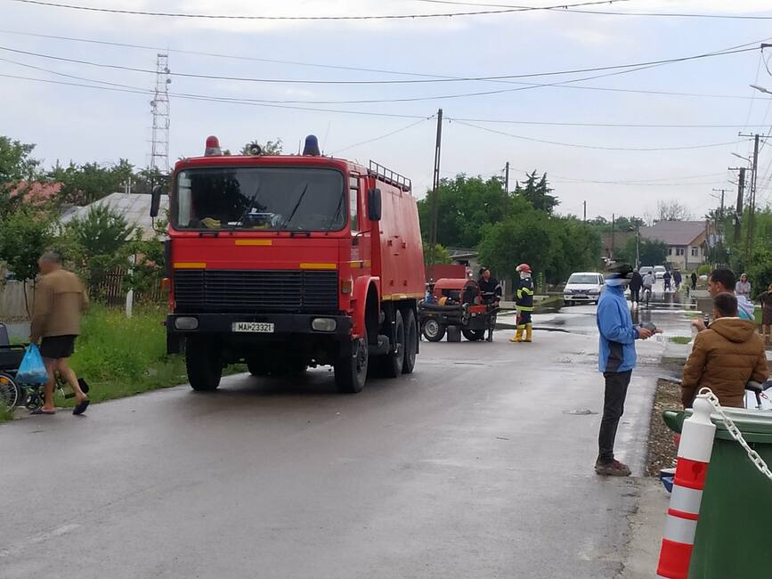 Pompierii damboviteni au actionat pentru evacuarea apei din gospodariile afectate | imaginea 1