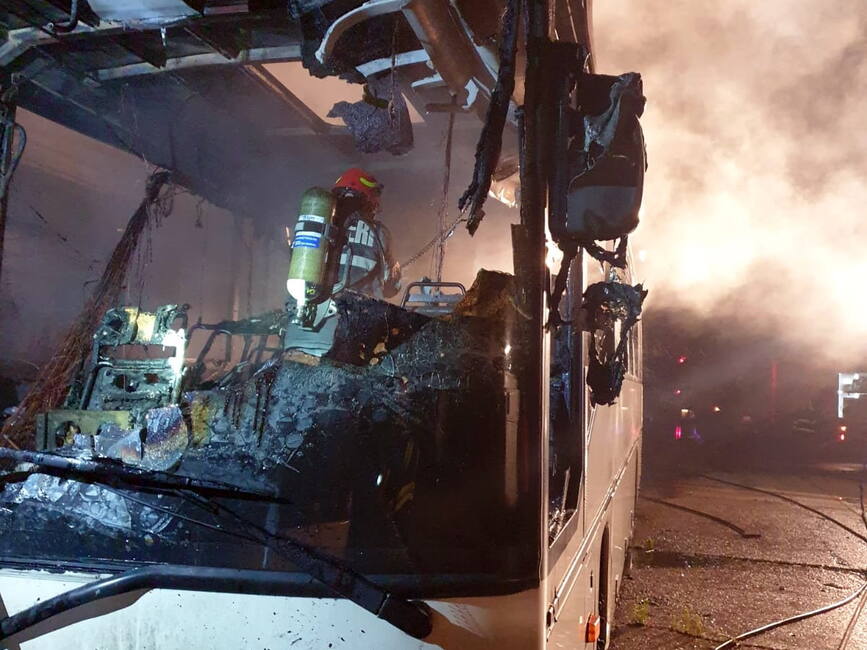 Trei autobuze au ars in fosta autogara din Targoviste | imaginea 1