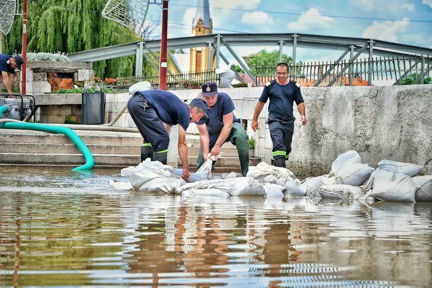 Zeci de misiuni de evacuarea apei si salvarea persoanelor afectate de inundatii | imaginea 1