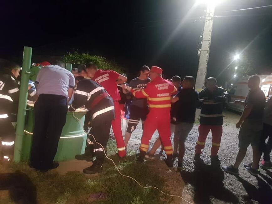 Au salvat o femeie cazuta intr o fantana adanca de 20 metri | imaginea 1