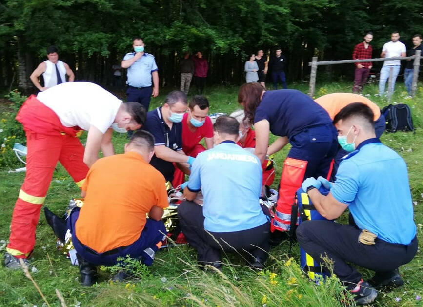 Barbat ranit in urma unui accident cu o motocicleta  transportat cu elicopterul SMURD | imaginea 1
