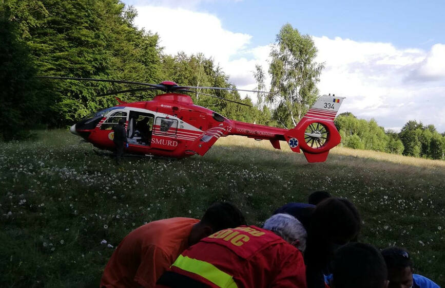 Barbat ranit in urma unui accident cu o motocicleta  transportat cu elicopterul SMURD | imaginea 2